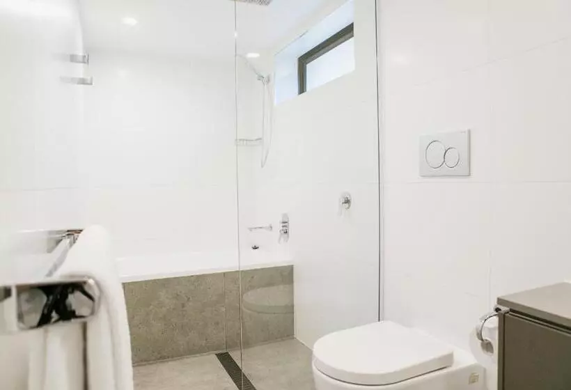 Отель Netanya Noosa Beachfront Resort