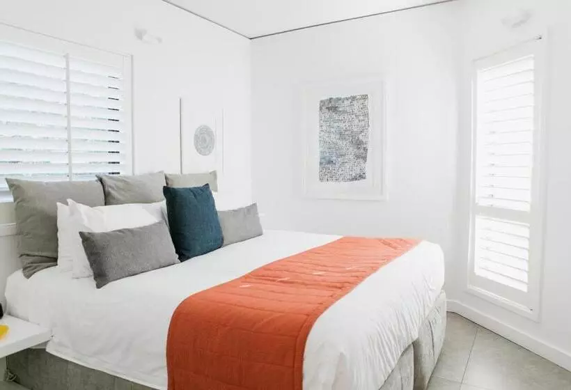 Отель Netanya Noosa Beachfront Resort