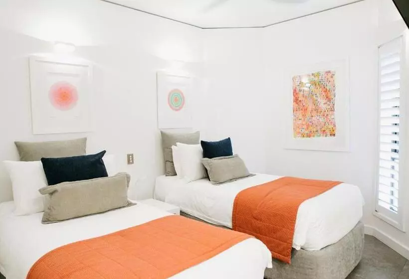 Отель Netanya Noosa Beachfront Resort