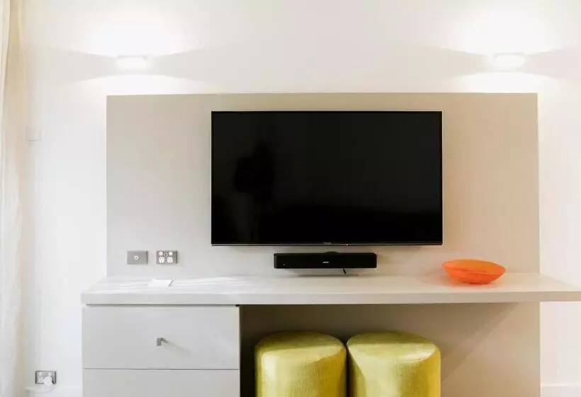 Отель Netanya Noosa Beachfront Resort