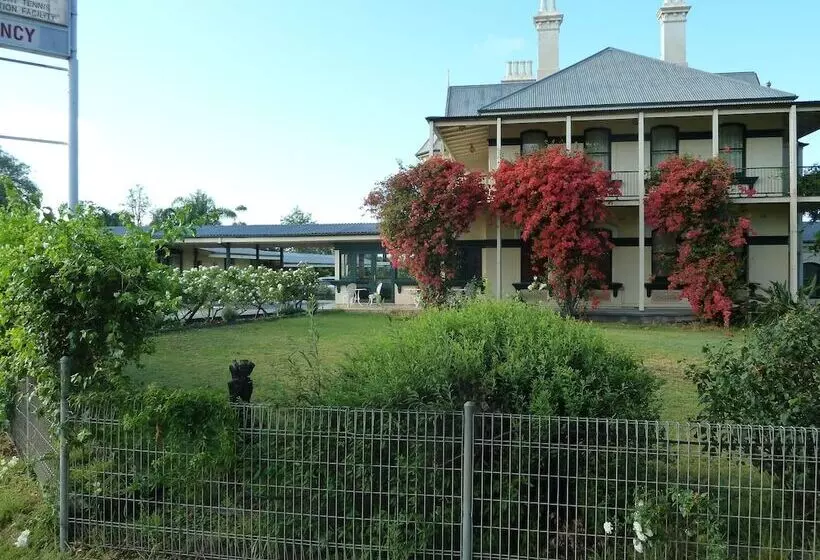 호텔 Airlie House Motor Inn