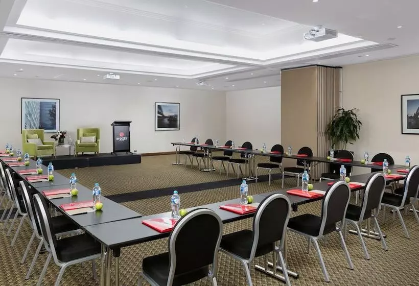 בית מלון כפרי Rydges North Sydney