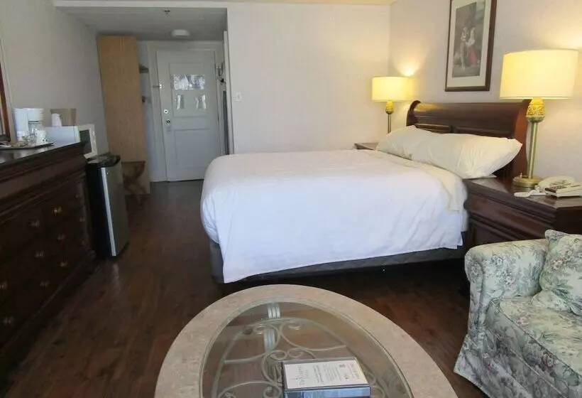 Hotel Claymore Inn And Suites