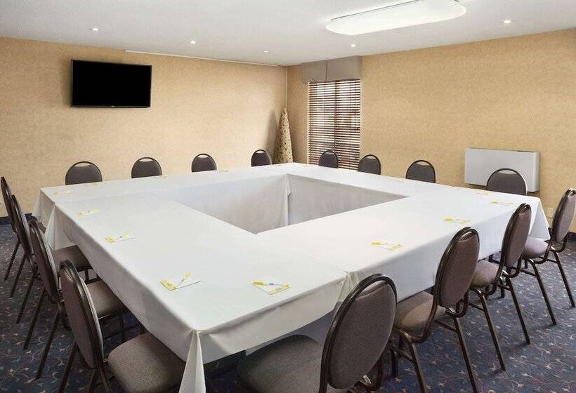 هتل Days Inn By Wyndham Brantford