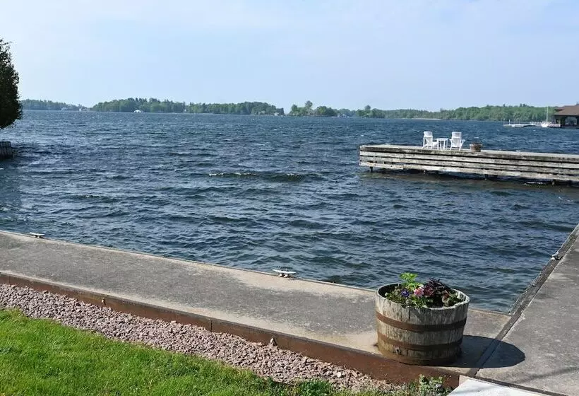 ホテル The Gananoque Inn