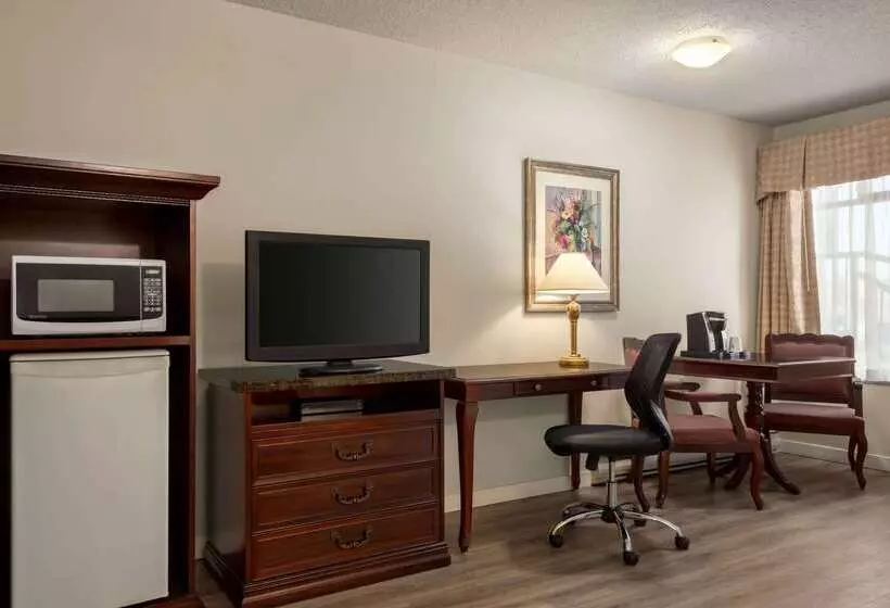 فندق Travelodge By Wyndham Abbotsford Bakerview