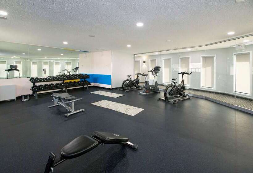 Отель Clarion Pointe