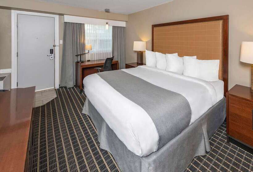 Отель Clarion Pointe