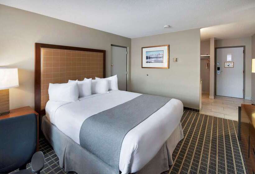 Отель Clarion Pointe