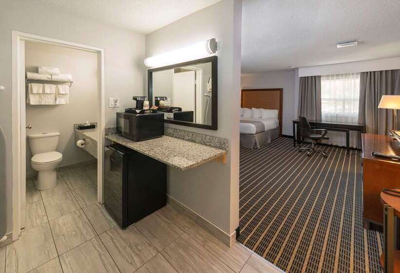 Отель Clarion Pointe