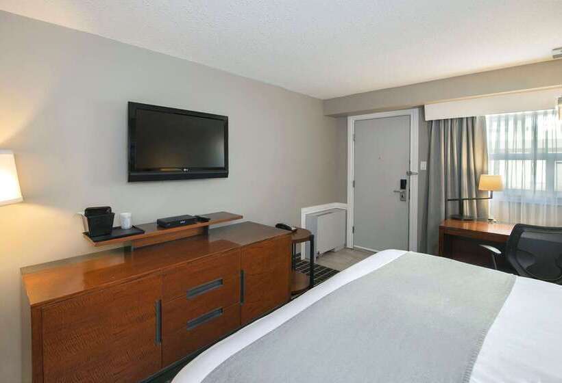 Отель Clarion Pointe