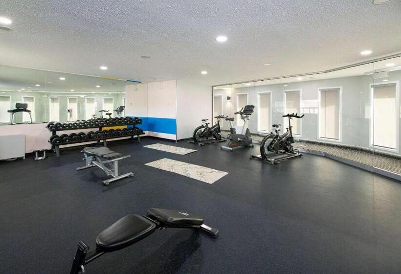 Отель Clarion Pointe