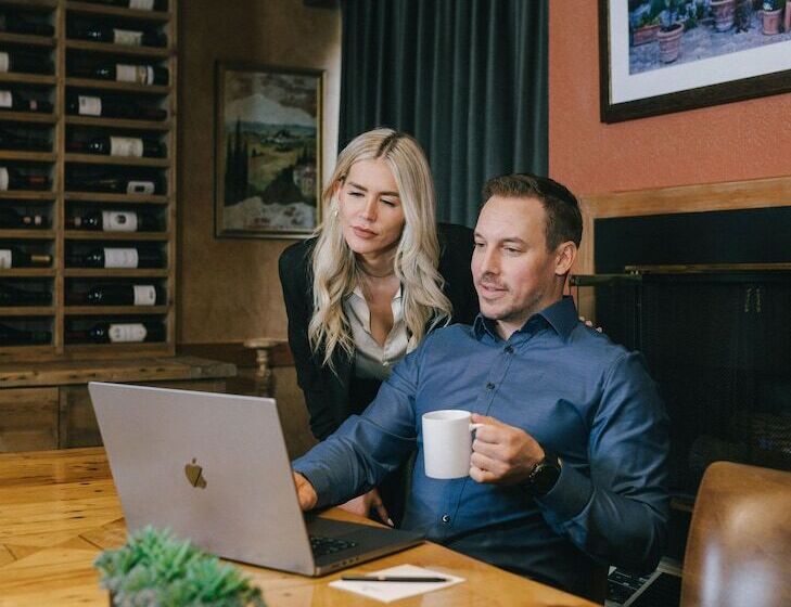 هتل Executive Inn Whistler