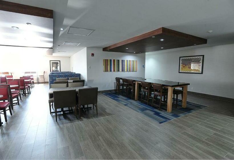 فندق Holiday Inn Express & Suites Toronto Airport West, An Ihg