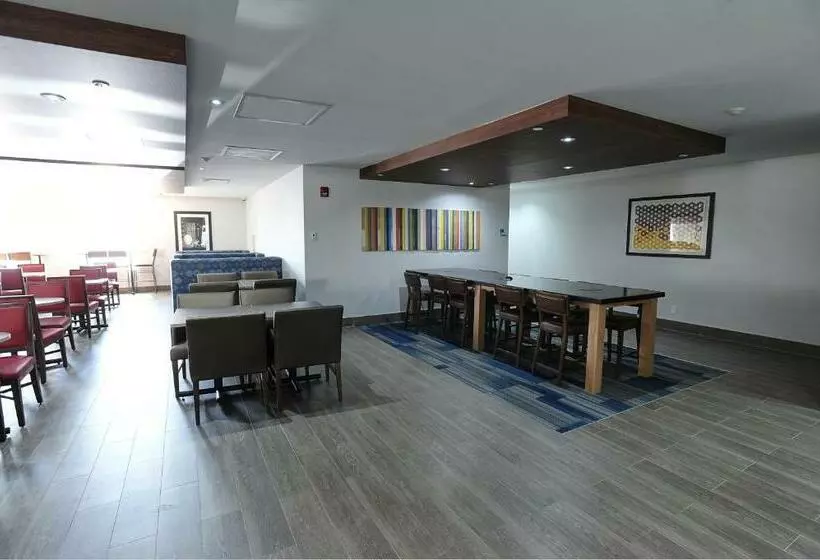 ホテル Holiday Inn Express & Suites Toronto Airport West, An Ihg