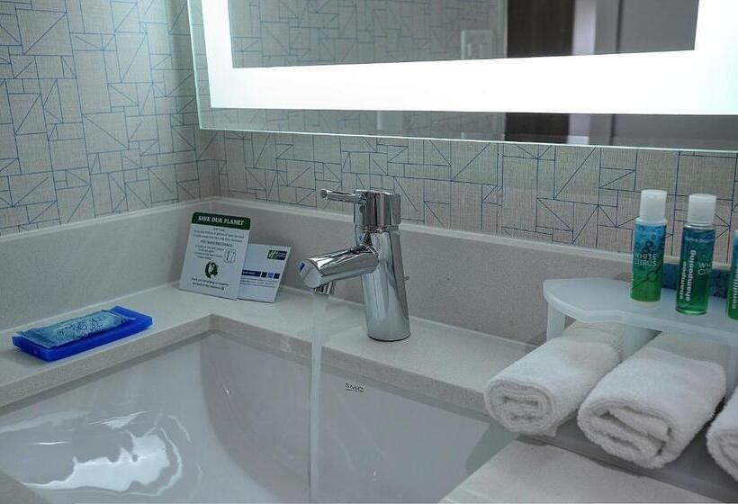 فندق Holiday Inn Express & Suites Toronto Airport West, An Ihg