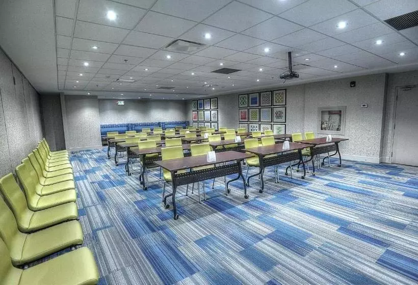 ホテル Holiday Inn Express & Suites Toronto Airport West, An Ihg