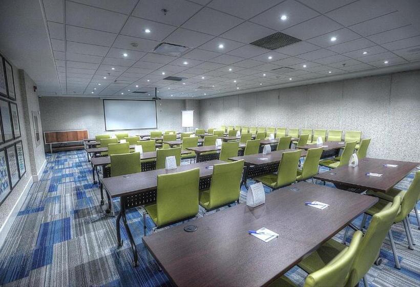 فندق Holiday Inn Express & Suites Toronto Airport West, An Ihg