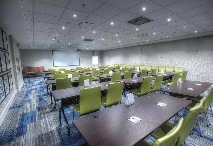 ホテル Holiday Inn Express & Suites Toronto Airport West, An Ihg