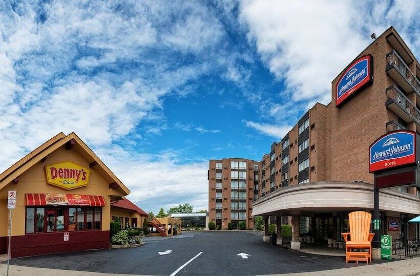 هتل Howard Johnson Plaza By Wyndham By The Falls Niagara Falls