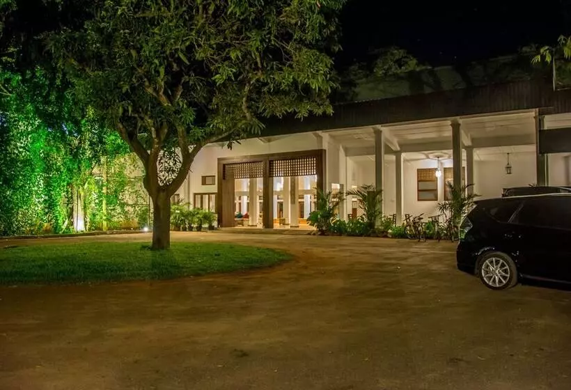 Hotel The Lakeside At Nuwarawewa