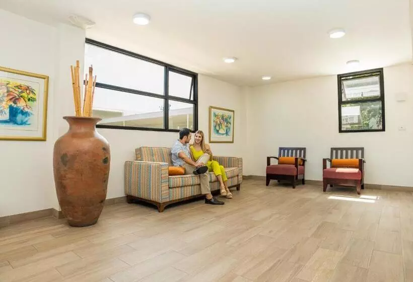 Irazú Hotel & Studios