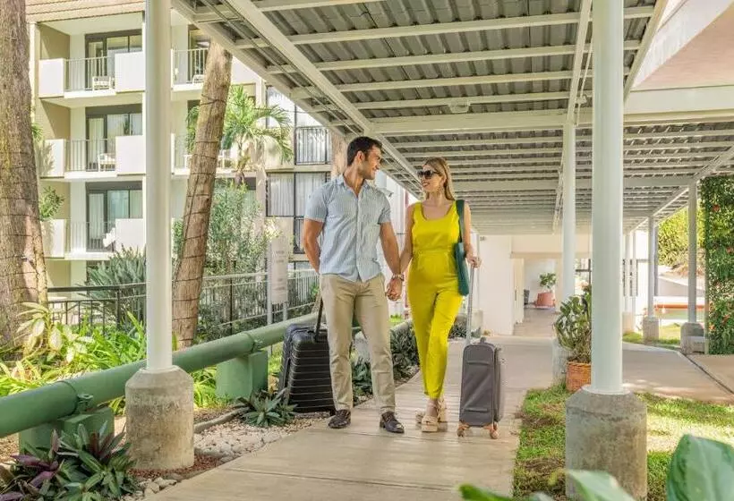 Irazú Hotel & Studios