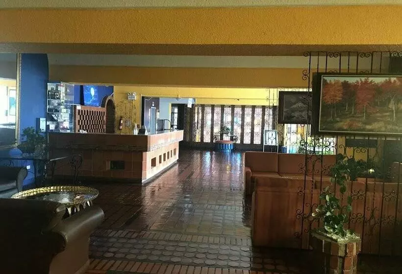 בית מלון כפרי Savoy Inn