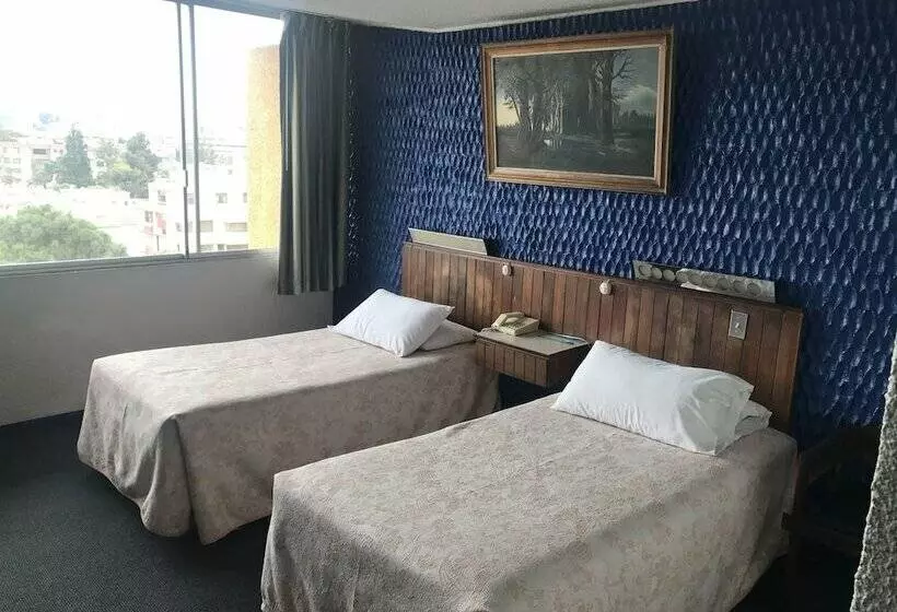 בית מלון כפרי Savoy Inn