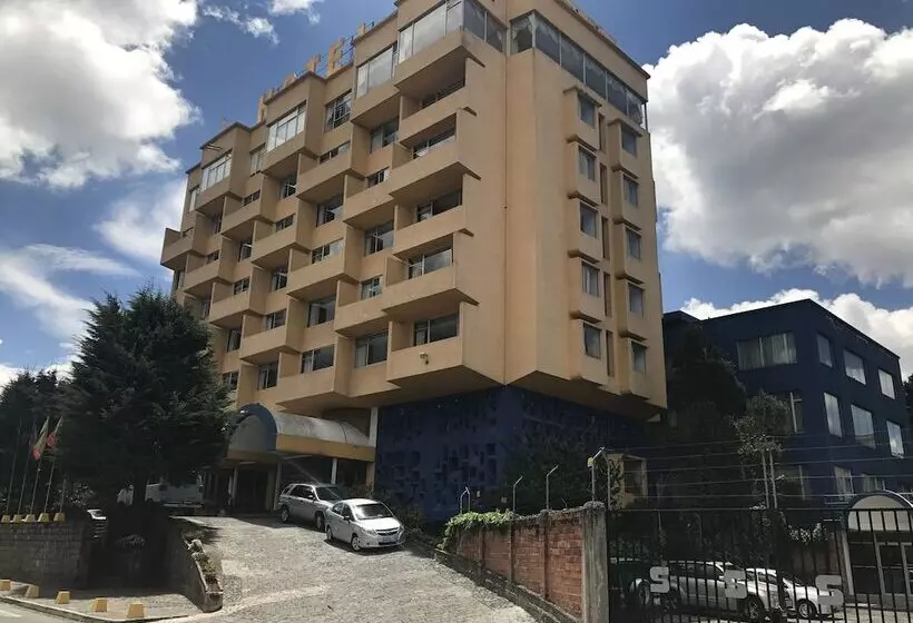 בית מלון כפרי Savoy Inn