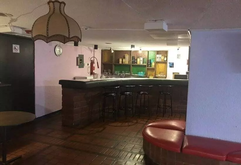 בית מלון כפרי Savoy Inn