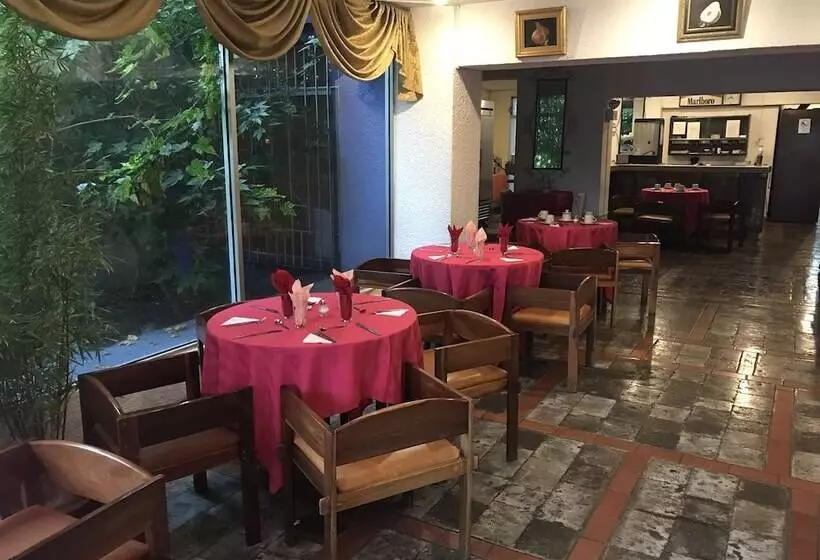 בית מלון כפרי Savoy Inn