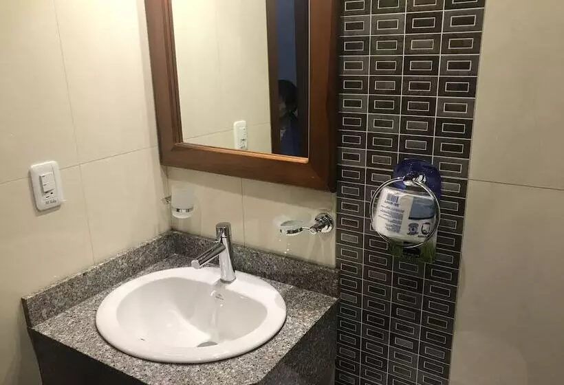 בית מלון כפרי Savoy Inn