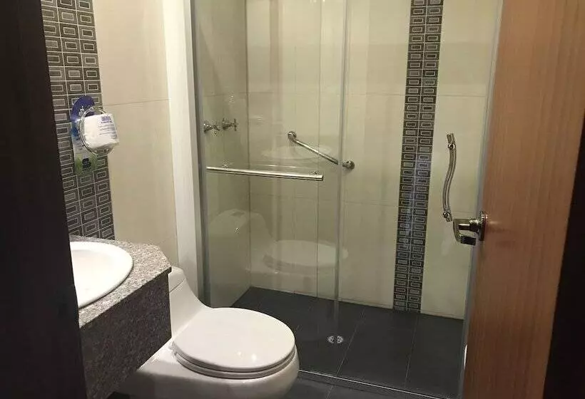 בית מלון כפרי Savoy Inn