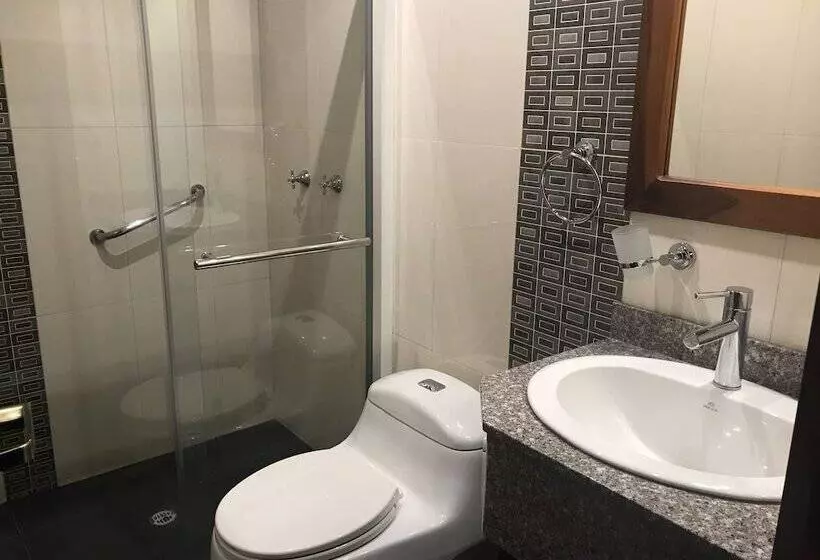 בית מלון כפרי Savoy Inn