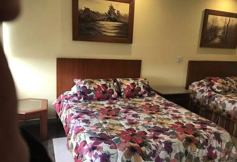 בית מלון כפרי Savoy Inn