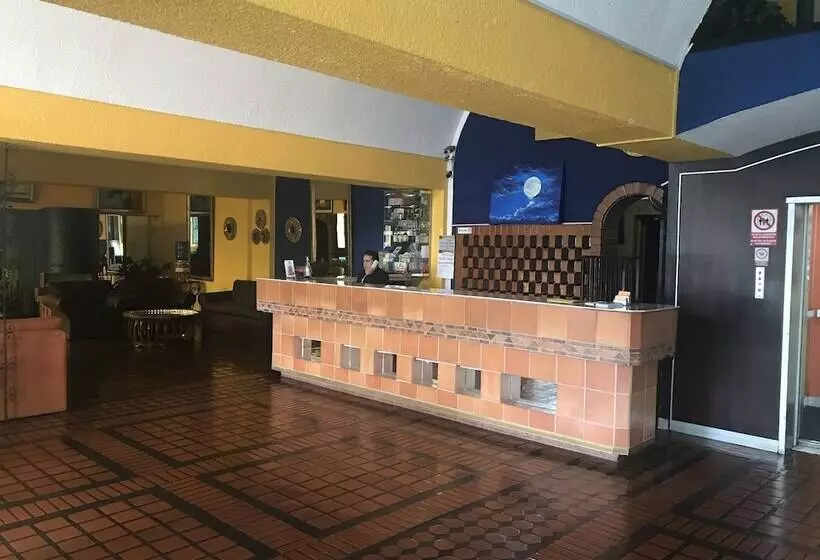 בית מלון כפרי Savoy Inn