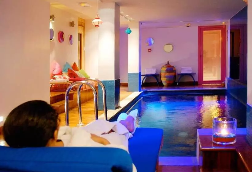 هتل Westside Arc De Triomphe