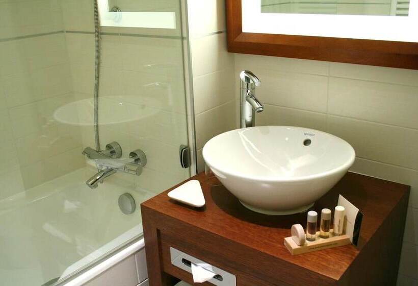 هتل Westside Arc De Triomphe