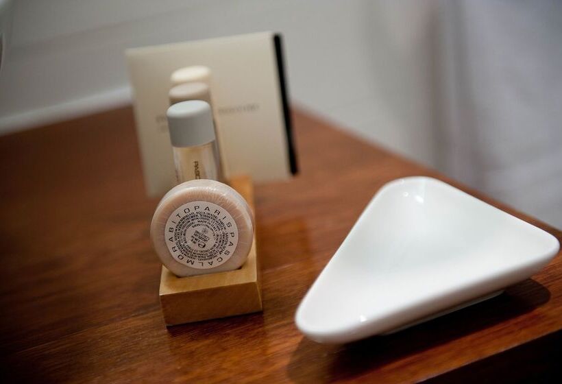 هتل Westside Arc De Triomphe