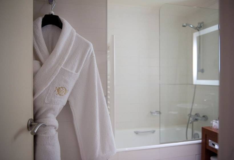 هتل Westside Arc De Triomphe