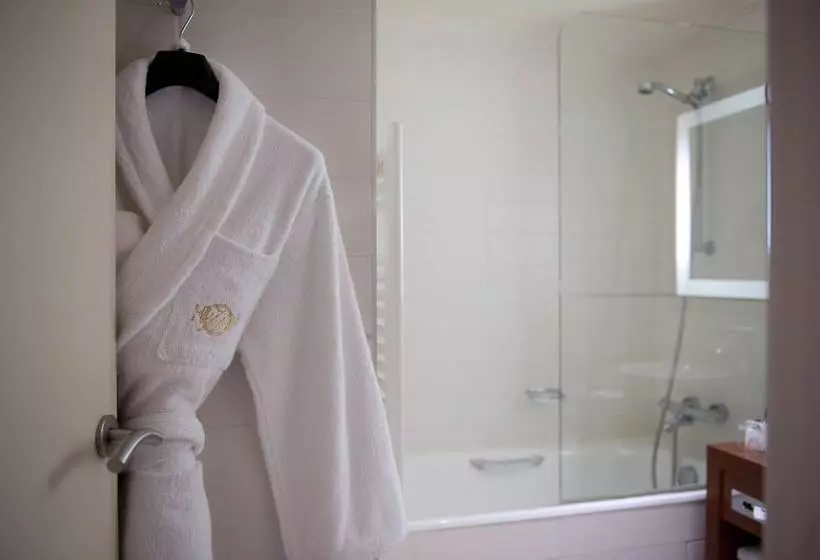 هتل Westside Arc De Triomphe