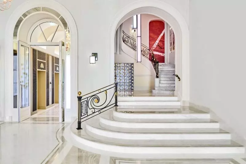 Отель Carlton Cannes, A Regent