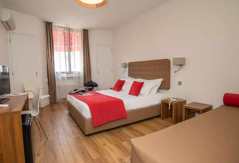 Отель De France