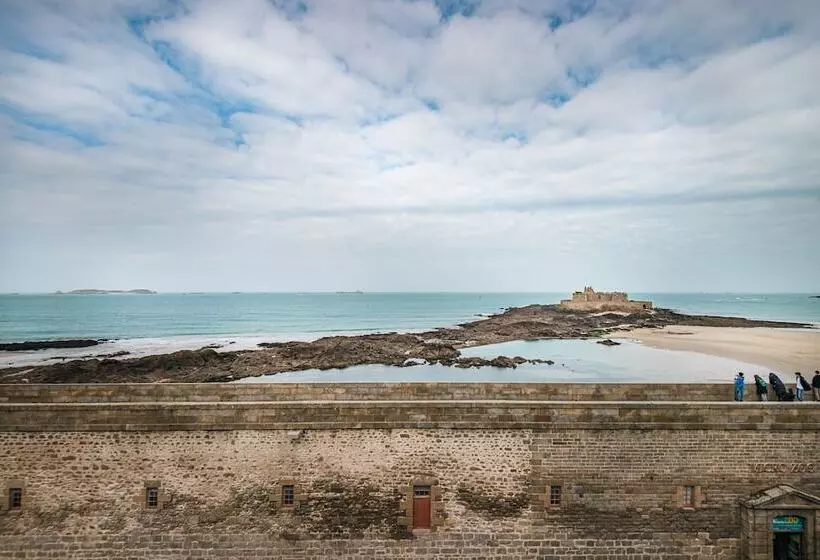 هتل Hôtel France Et Chateaubriand