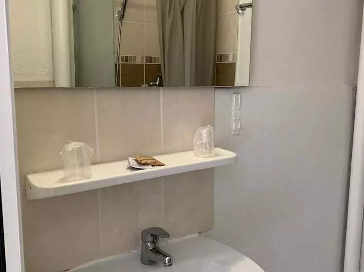 Отель Hôtel Vieille Tour Centre Rouen