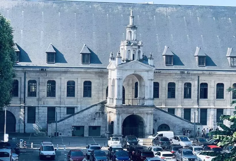 Отель Hôtel Vieille Tour Centre Rouen