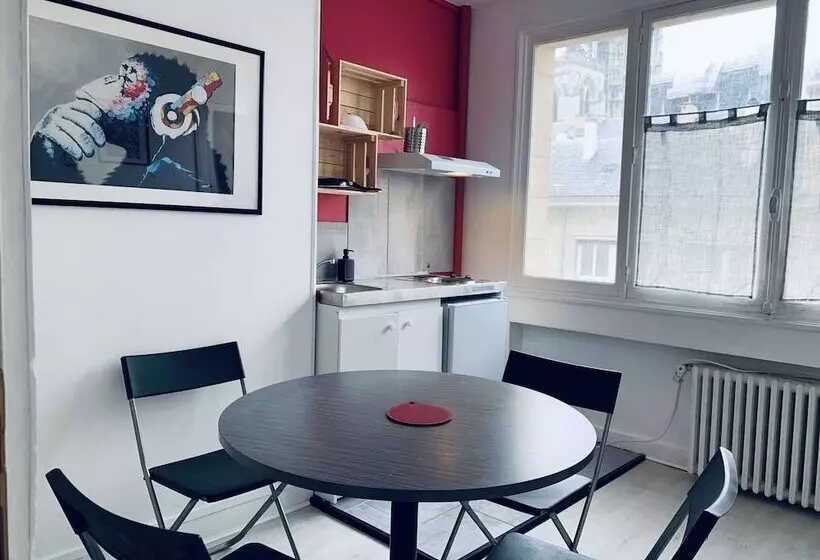 Отель Hôtel Vieille Tour Centre Rouen