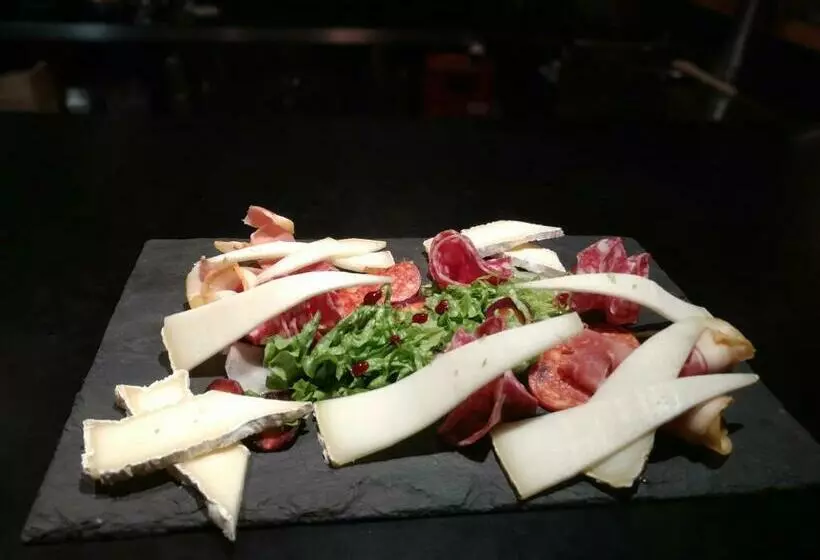 Отель Hôtel Des Lilas