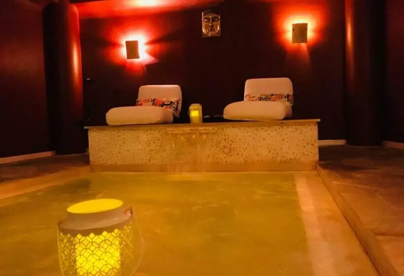 Отель Hôtel Des Lilas